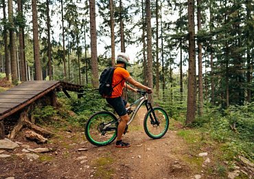 Adrenalinová cyklistika láká. Jižní Čechy nabízí schody, traily i bláto