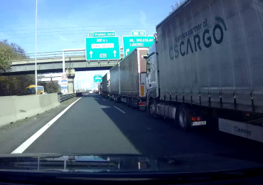 Nudí se a schválně blokují výjezdy. Najet s osobákem mezi kamióny je někdy opravdu o život