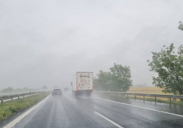Řidič kamiónu z Berouna: Řidiči dělají za deště strašné chyby, o kterých mnohdy ani netuší