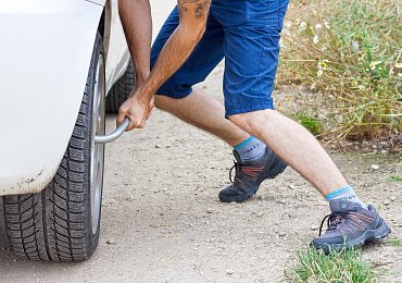 „Máte píchlé kolo“, řekla mi u polské pumpy snědá blondýnka. Za pět minut jsem byl lehčí o 35 tisíc korun