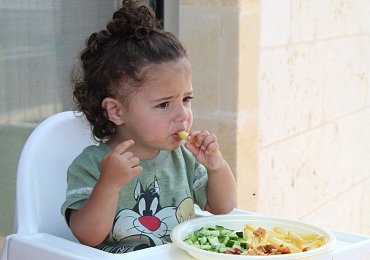 Zbláznili se, přebalují dítě v restauraci na stole a plenu nechají na židli. Dostali "stopku"