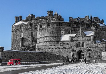 Užijte si zimní Edinburgh. Je tam sice chladno, ale mystická atmosféra města za to stojí