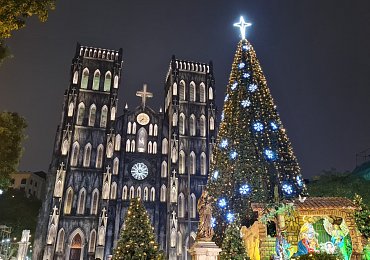 Vánoční trhy „frčí“ i v Hanoji. Svařák ani trdlo tam sice nemají, o zajímavé pochoutky však není nouze