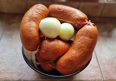„Buřtguláš“, nebo smažený květák – dříve česká nouzovka, dnes v podstatě luxusní jídlo