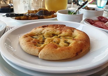 Češi na dovolené. Díl č. 3 - Koupili si „all inclusive“ a čekali hody. Místo toho byl párek v rohlíku a limonáda z postmixu