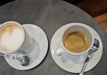 "Fejkový" barista v pražské kavárně: Dvojité espresso do kafáče jak od Maryši je v pořádku