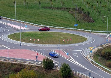 Dokolečka, dokola. Češi na kruhovém objezdu pořád tápou a Francouzi se jim smějí