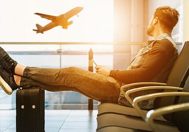 „Mě za kouření vyhodili z letiště, poslanec kouří v letadle a ani se neomluví“, podivuje se cestující z Prahy