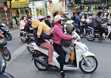 Přilba, nebo dětská sedačka ve Vietnamu? Téměř neprodejné zboží