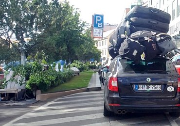 V Praze jako v Bangladéši. Takhle naložený Superb v Evropě asi jen tak nepotkáte