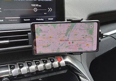 Pokutu za používání navigace v autě můžete dostat i v Česku. Stačí, že ji máte na okně