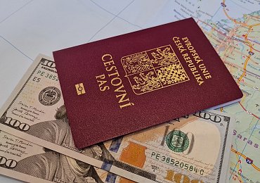 Hotovost vs. karta na dovolené: Rizika hrozí u obou variant