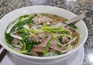 Originálnímu „phóčku“ ze „sedmiletého“ vývaru za 30 korun nesahá česká supermarketová verze za dvě stovky ani po kotníky