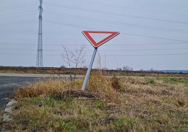 Ohnutá, ale stále platná aneb poškozená dopravní značka není omluva pro přestupek