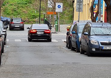 Audi s cizí značkou v protisměru. Jezdí si tady, jak chtějí a policie je na ně většinou krátká