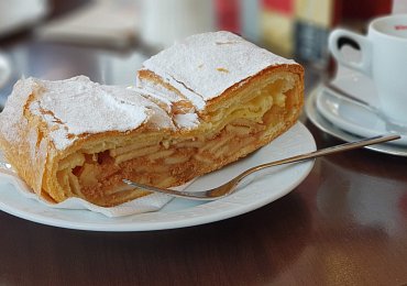 Víte, že „štrúdl“ nemá možná původ v Rakousku?