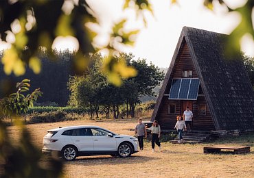 Španělský rybář postavil unikátní chatu, na které slaví odlety čápů a vzdává hold Vikingům