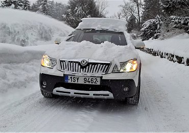 Komentář: Drastické pokuty mohou zničit celou dovolenou. Čeští řidiči jezdí na hory do zahraničí nepřipraveni