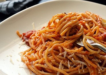 Špagety s rajčatovou omáčkou a strouhaným sýrem bývala spolehlivá „nouzovka“. Dnes je to skoro luxus