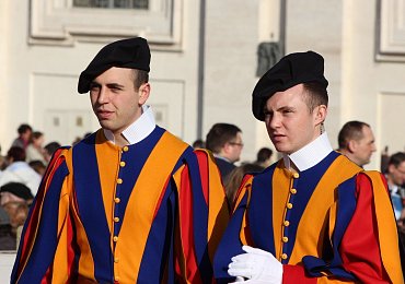 Švýcarská garda chrání papeže již od roku 1506. Jejich barevná uniforma se šila i v Česku