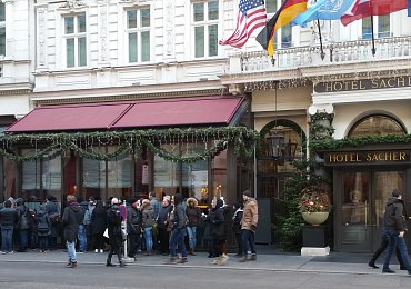 Chcete ve Vídni ochutnat proslulý dort Sacher? Místo v kavárně si raději rezervujte