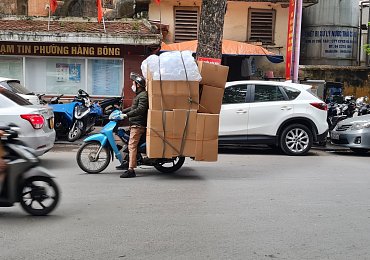 Oktávka v kombíku? Ve Vietnamu zbytečné. Moped bohatě stačí