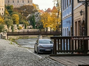Český Krumlov s malou dcerou: zámecká věž, barokní zahrada a uličky v ohbí Vltavy