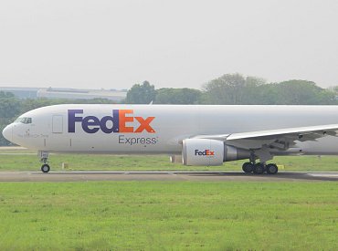 FedEx nasazuje rekordní objem SAF od Neste na LAX. Jde o první velké využití udržitelného leteckého paliva v nákladní dopravě v USA
