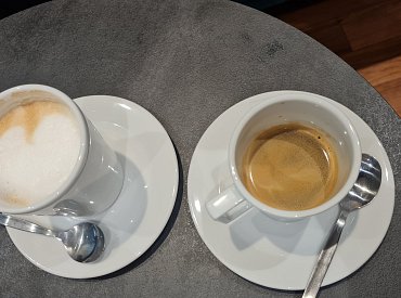 "Fejkový" barista v pražské kavárně: Dvojité espresso do kafáče jak od Maryši je v pořádku