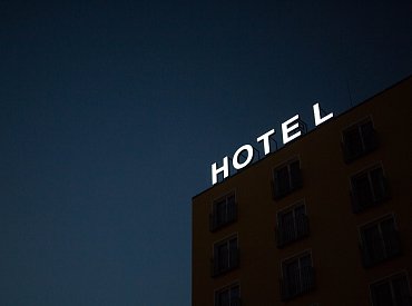 Umělá inteligence mění tvář hotelnictví. Pomáhá řešit nedostatek personálu i zvyšovat přímé rezervace