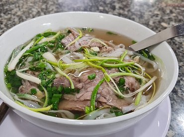 Originálnímu „phóčku“ ze „sedmiletého“ vývaru za 30 korun nesahá česká supermarketová verze za dvě stovky ani po kotníky