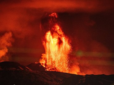 Erupce Anak Krakatau narušila leteckou dopravu na osmi indonéských letištích