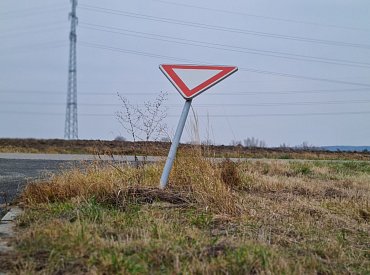 Ohnutá, ale stále platná aneb poškozená dopravní značka není omluva pro přestupek