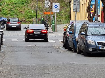 Audi s cizí značkou v protisměru. Jezdí si tady, jak chtějí a policie je na ně většinou krátká