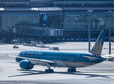 Boeing 787 Vietnam Airlines při vzletu nečekaně brzdil. Letoun přejel konec dráhy