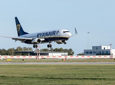 Brusel chce škrtnout extra poplatky, cestování s příručákem má být zase zdarma