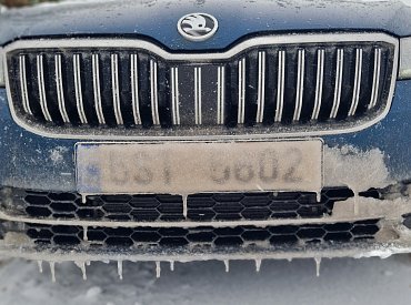 Pozor na špinavou registrační značku. I za hustého sněžení hrozí pokuta až 10 tisíc a zákaz řízení